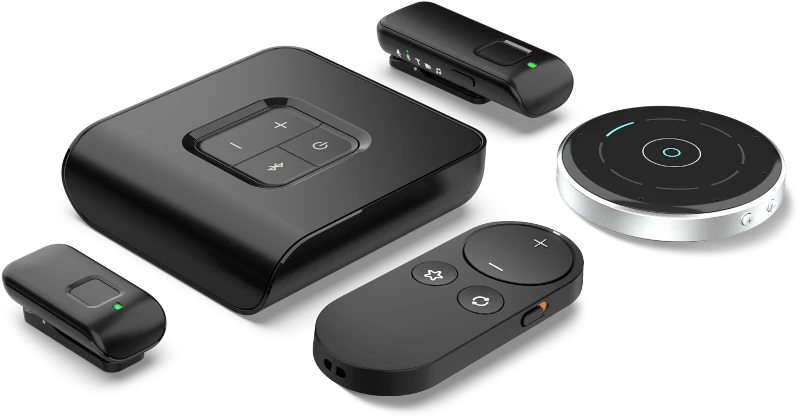 Moderne Hörgeräte-Zubehörteile in Schwarz, darunter Fernbedienung und Bluetooth-Adapter.